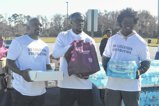 Willie Parker gives back to hometown with Thanksgiving turkey drive