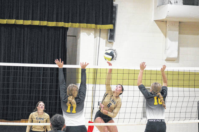 <p>Brennyn Rouse splits the block sending a sizzler to the corner for a point.</p>
                                 <p>Anthony McConnaughey|Sampson Independent</p>